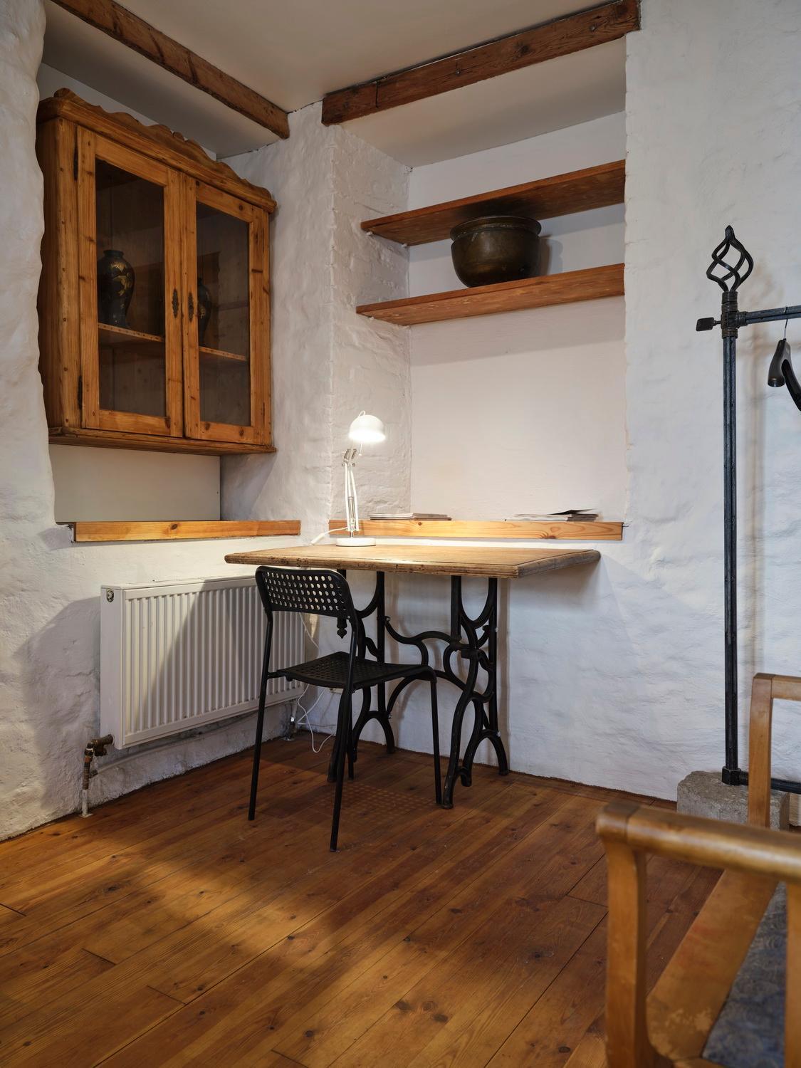 Historic With Private Garden In Old Town